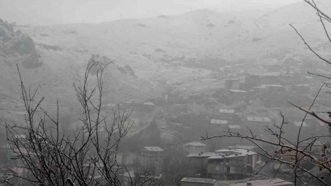 Hakkari'de karla karışık yağmur etkili oldu