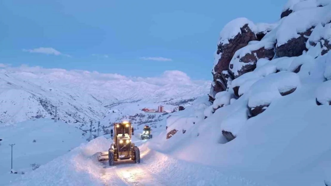 Hakkari'de karla mücadele çalışması