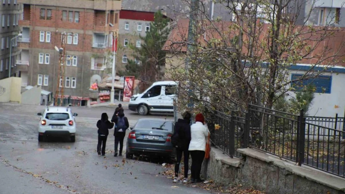 Hakkari'de kuvvetli rüzgar öğrencilere zor anlar yaşattı