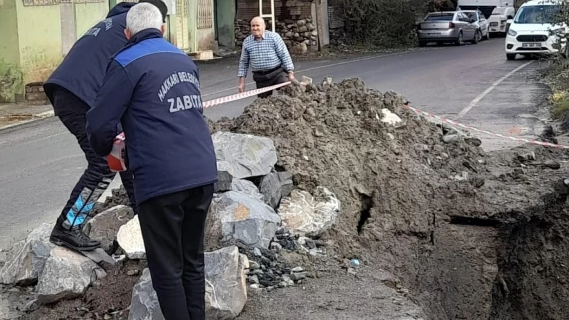 Hakkari'de mahalle yolu çöktü