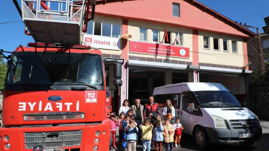 Hakkari'de minik öğrencilere itfaiye tanıtıldı