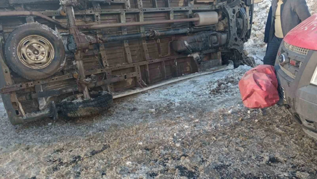 Hakkari'de öğretmen servisi devrildi: 12 yaralı