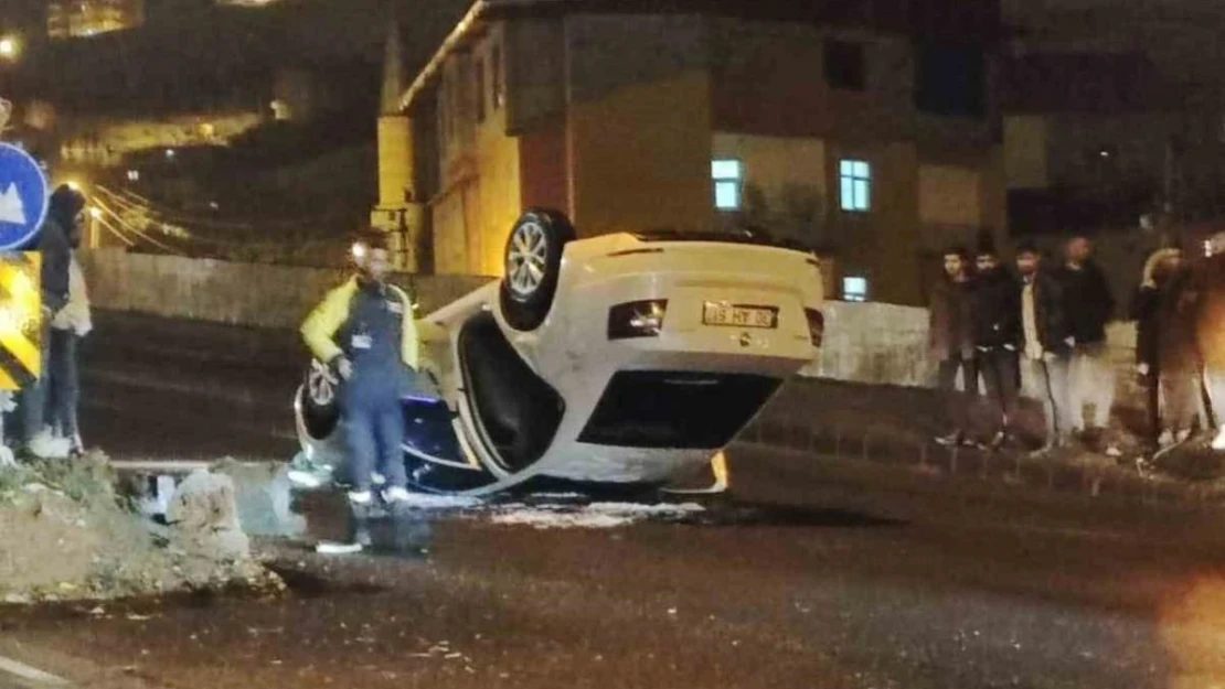 Hakkari'de otomobil takla attı: 3 yaralı