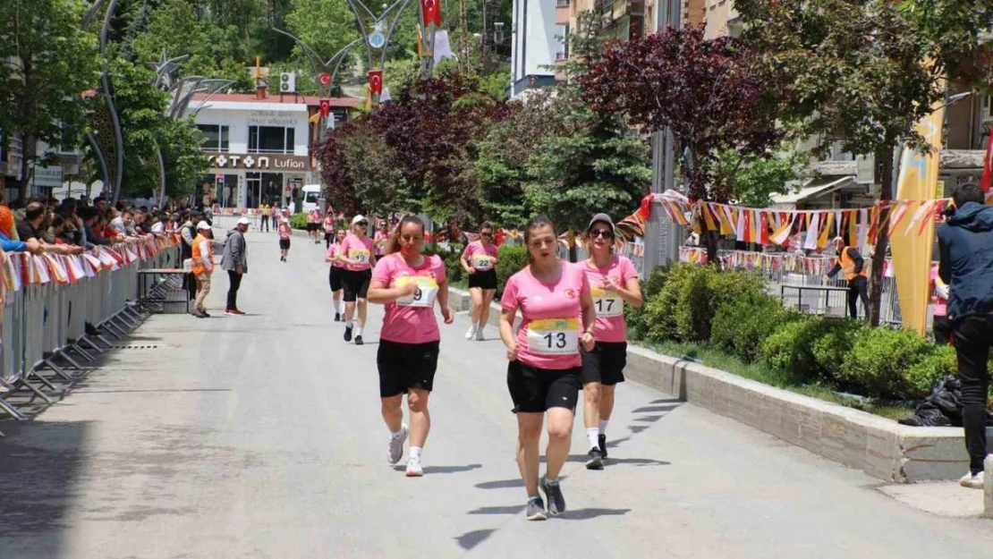 Hakkari'de postacılar yarıştı