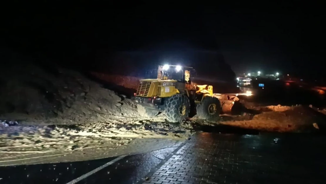 Hakkari'de sağanak yağış etkili oluyor