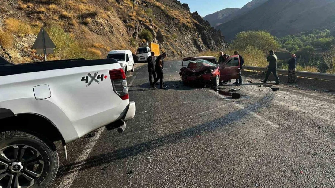 Hakkari'de trafik kazası: 3 yaralı