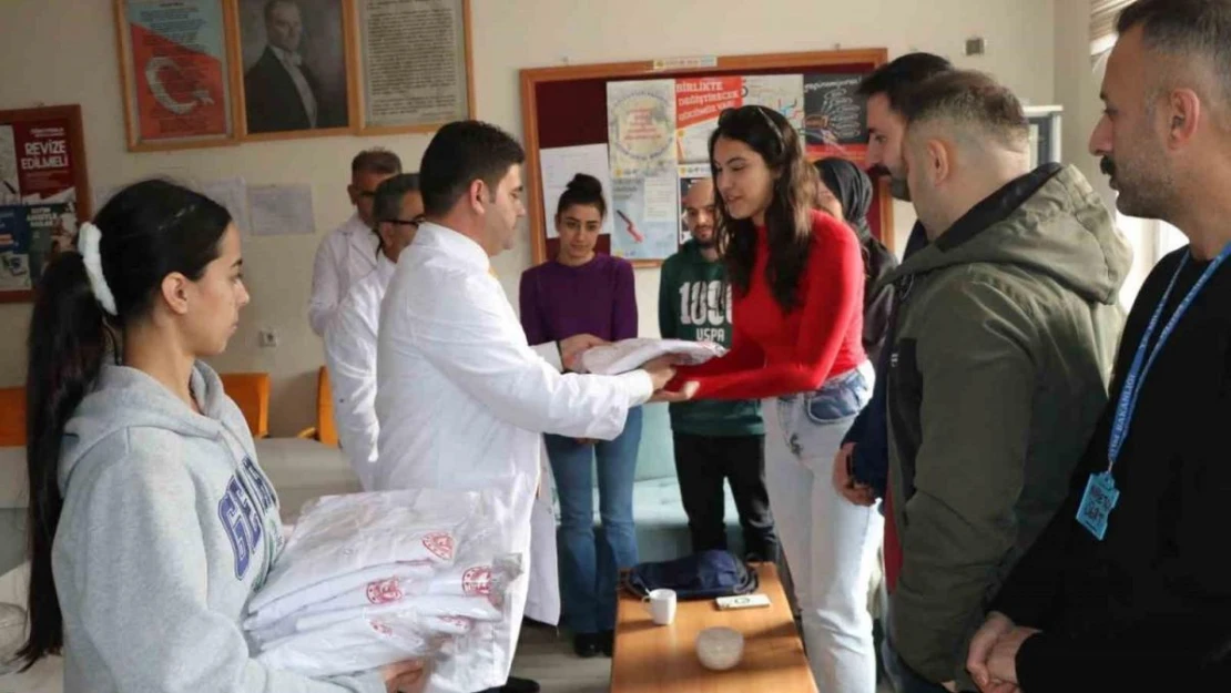 Hakkari'deki öğretmenlere beyaz önlük teslim edildi