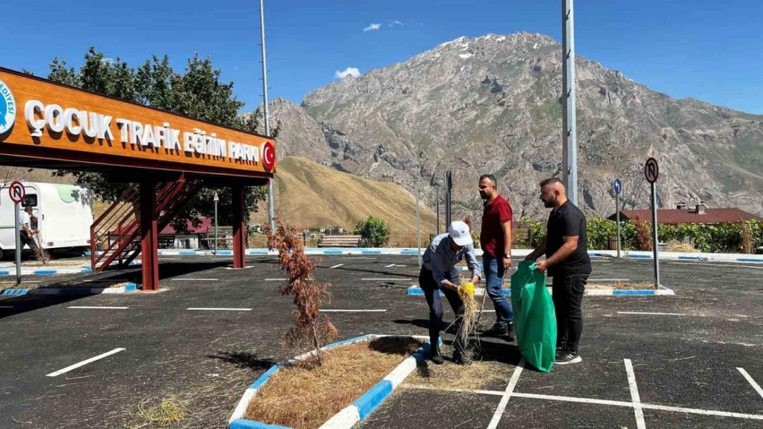 Hakkari'deki parklarda temizlik çalışması sürüyor