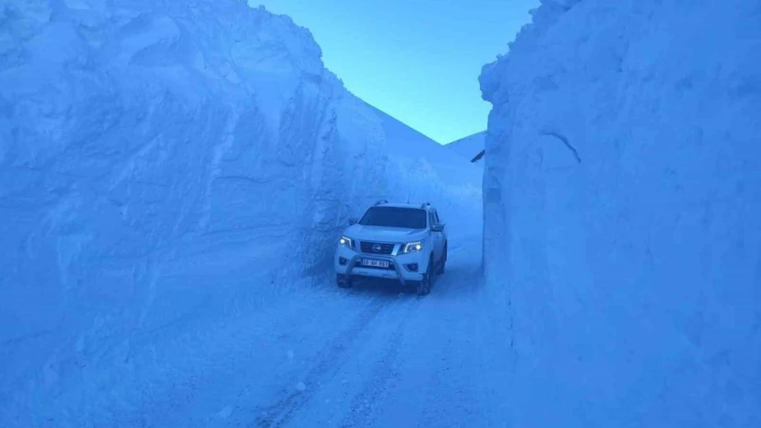 Hakkari'deki üs bölgelerinde 6 metreyi bulan kar tünelleri