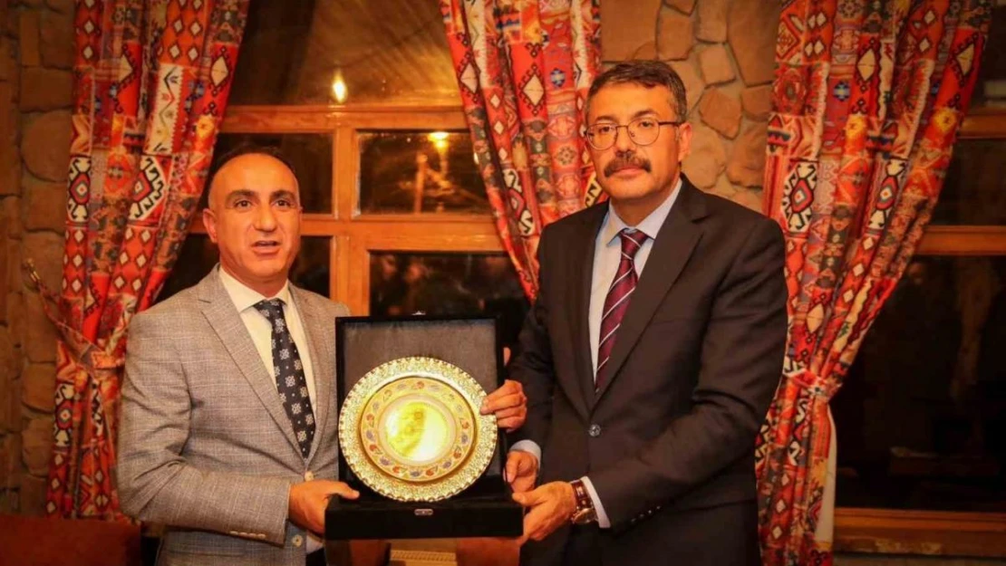 Hakkari gençliğinden Vali Çelik'e plaket