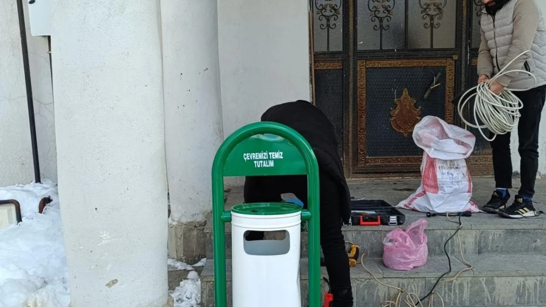 Hakkari'nin dört bir yanına çöp kovası yerleştirildi