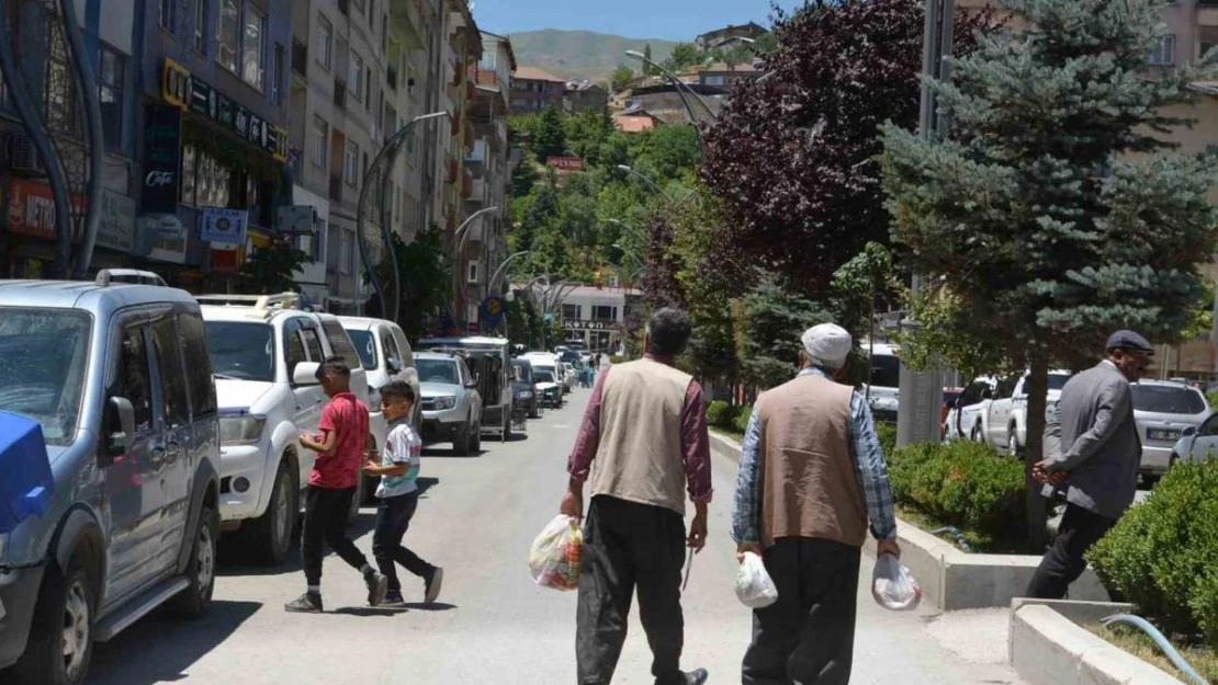 Hakkari'nin en işlek caddesi bayram için trafiğe kapatıldı