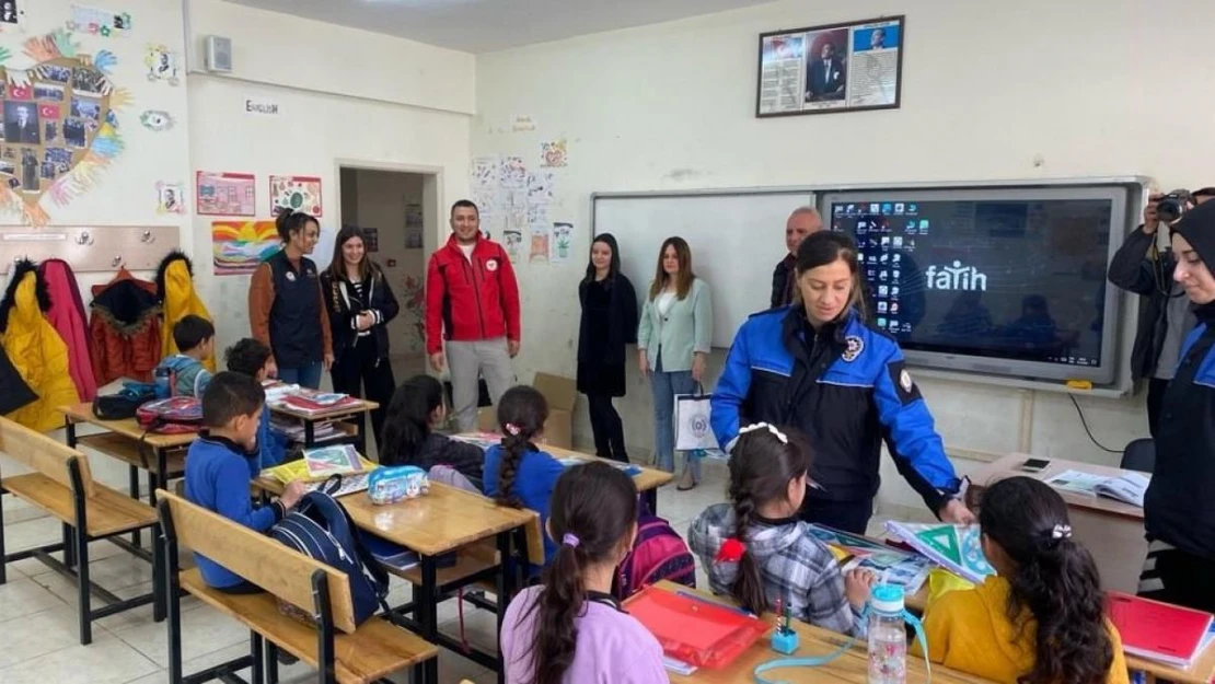 Hakkari polisi 50 öğrenciyi daha sevindirdi