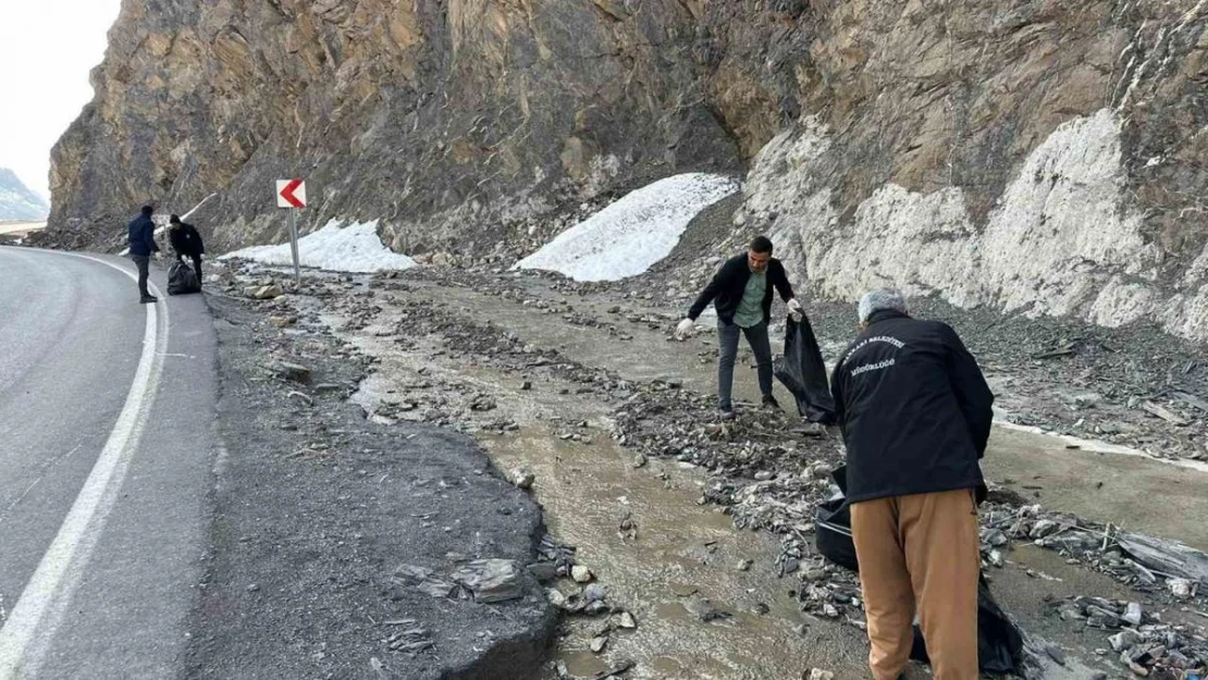 Hakkari şehir girişi çöplerden arındırıldı