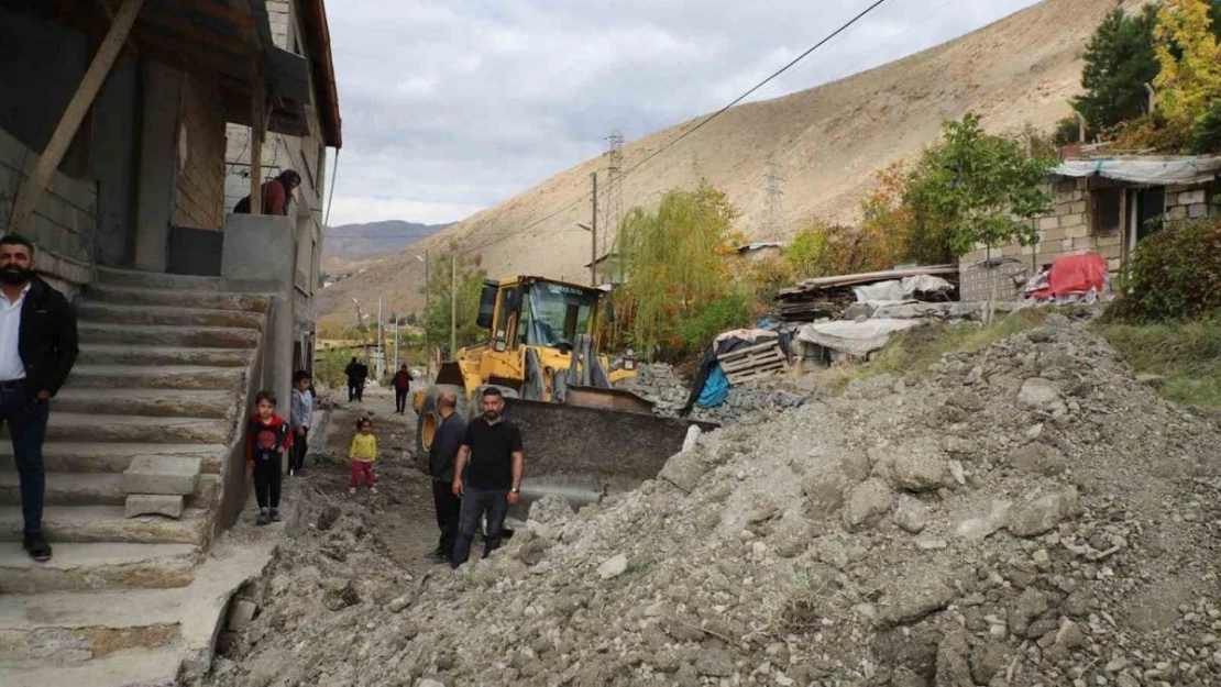 Hakkari Sümbül Mahallesinde yol çalışması start aldı