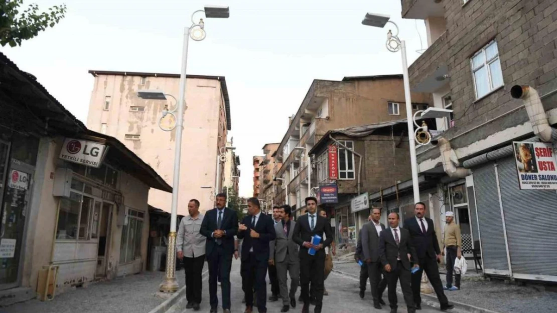 Hakkari Valisi Çelik, sanat sokağı çalışmalarını denetledi