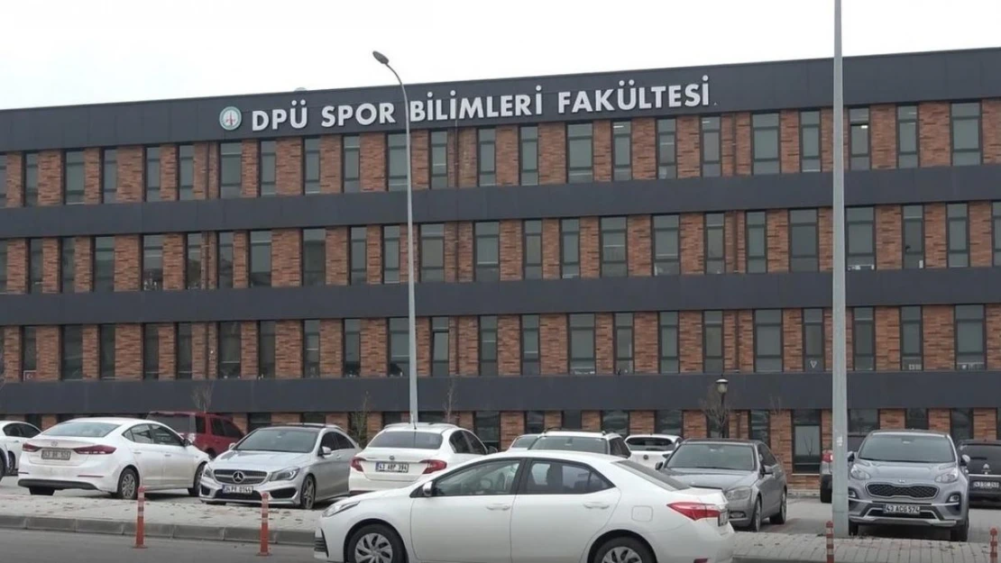 Halil Umut Meler'in mezun olduğu üniversitenin öğrencileri, yumruklu saldırıyı kınadı