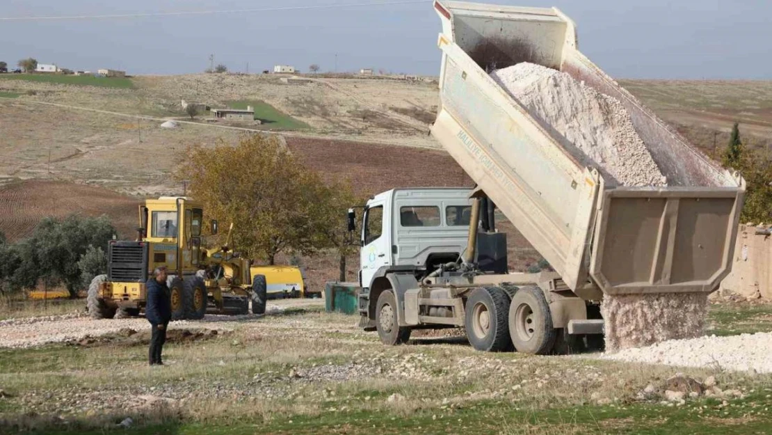 Haliliye'de merkez ve kırsal mahallelerde yol çalışması