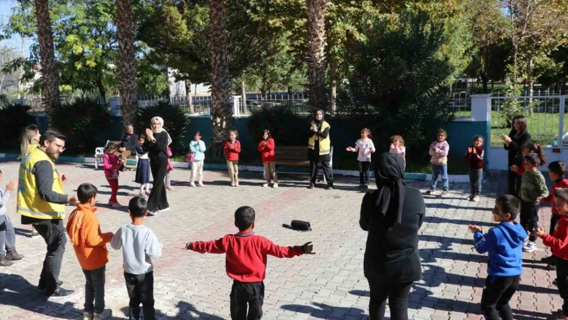 Haliliye'de uzman psikologlar çocuklarla buluştu