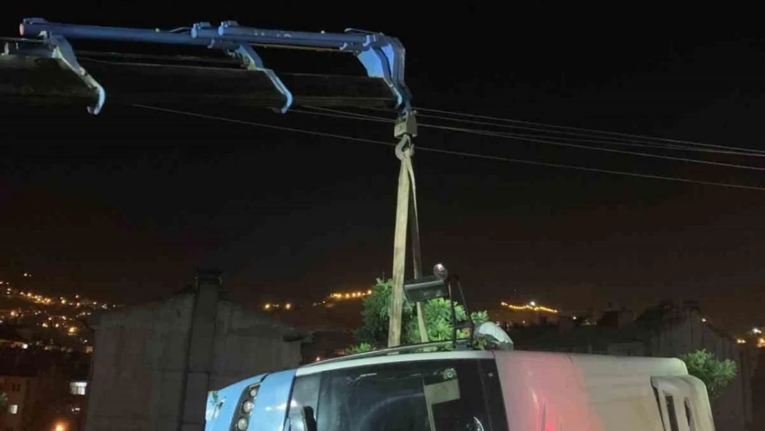 Halk otobüsü elektrik direğine çarptı: 1 yaralı