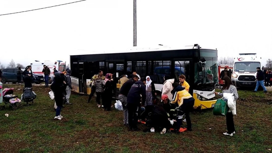 Halk otobüsü ile otomobil kafa kafaya çarpıştığı kaza anı kamerada