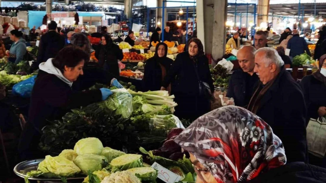 Halk pazarındaki hareketlilik esnafın yüzü güldü