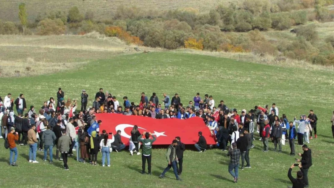 Hamur'da Cumhuriyet'in 100. yılına özel doğa yürüyüşü