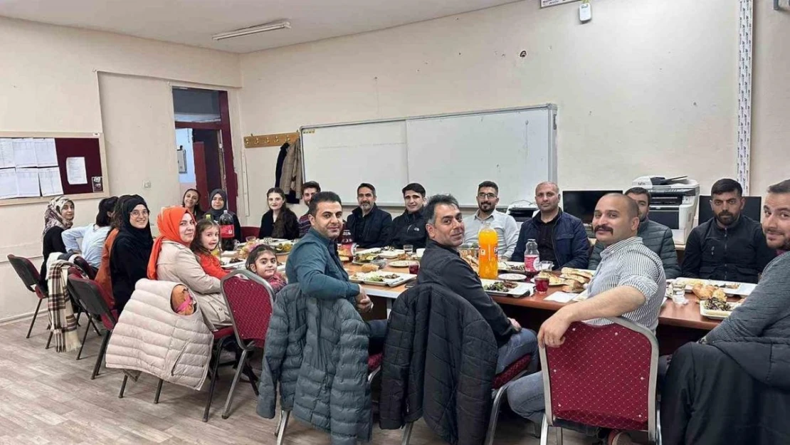 Hamur'da köy öğretmenlerine sürpriz ziyaret