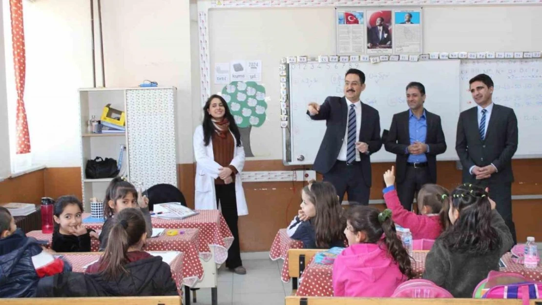 Hamur Kaymakamı Yıldırım, tiyatro, kan bağışı ve ziyaretlerle ilçede renkli günler yaşattı