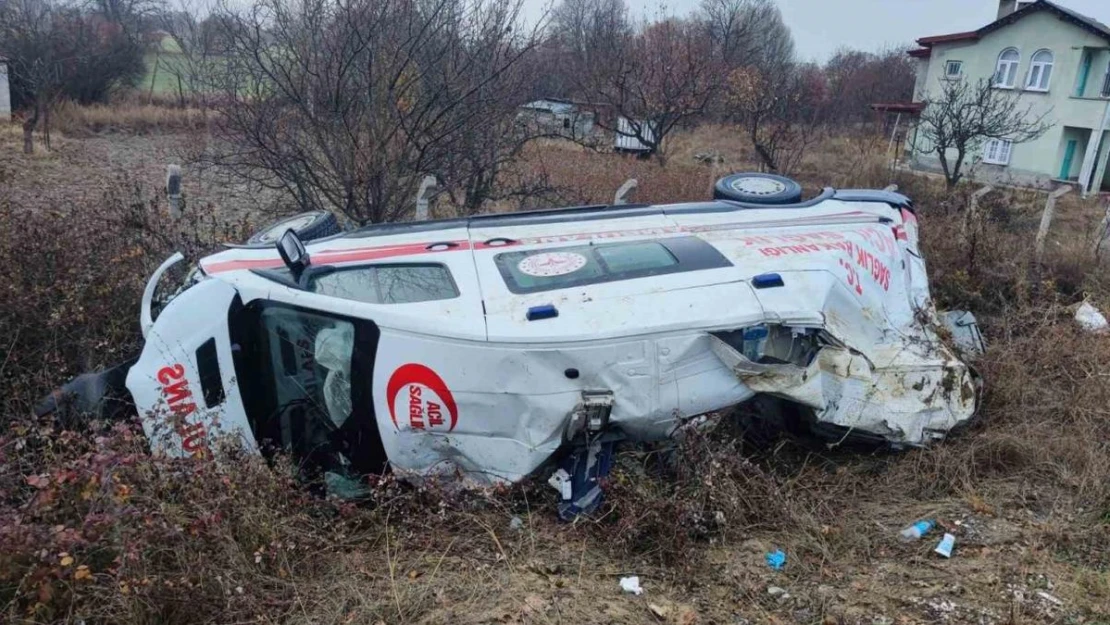 Hasta nakli yapan sağlık ekibi trafik kazası geçirdi: 3 yaralı