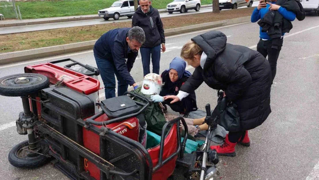 Hasta taşıyan 3 tekerlekli bisiklet ambulansla çarpıştı: Hasta ve eşi yaralandı