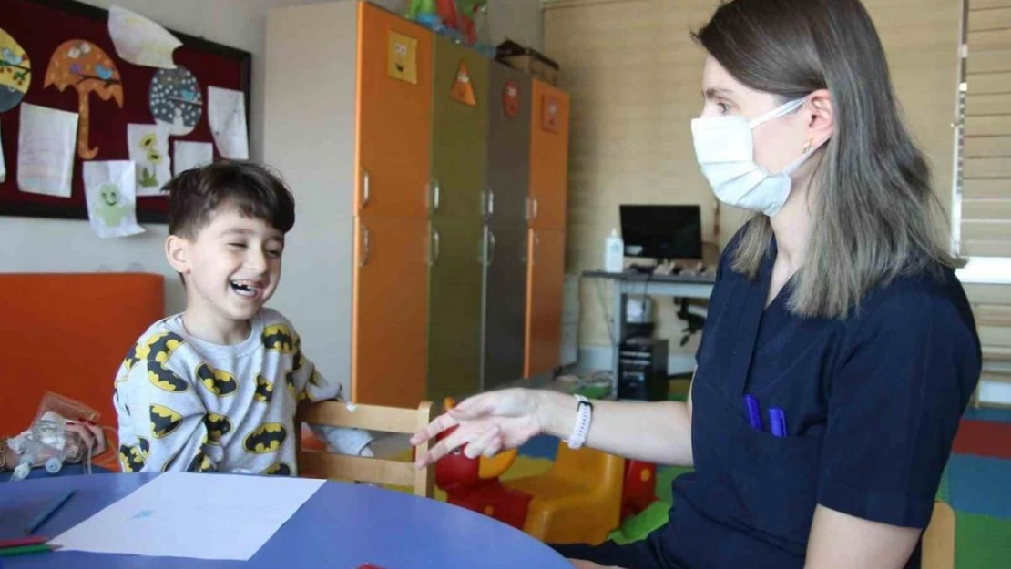 Hastane korkusu olan minik Mutlu, oyun alanlarını görünce tedaviye ikna oldu