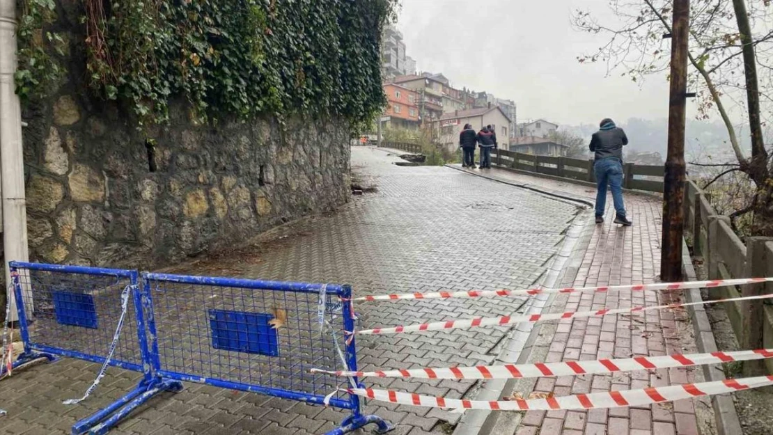 Hastane yolunda heyelan oldu, yol trafiğe kapatıldı