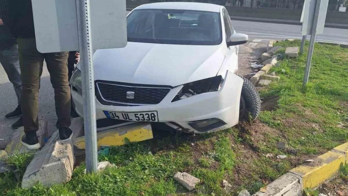 Hastaneye götürdüğü amcası otomobilde fenalaşınca kaza yaptı: 1 ölü, 2 yaralı