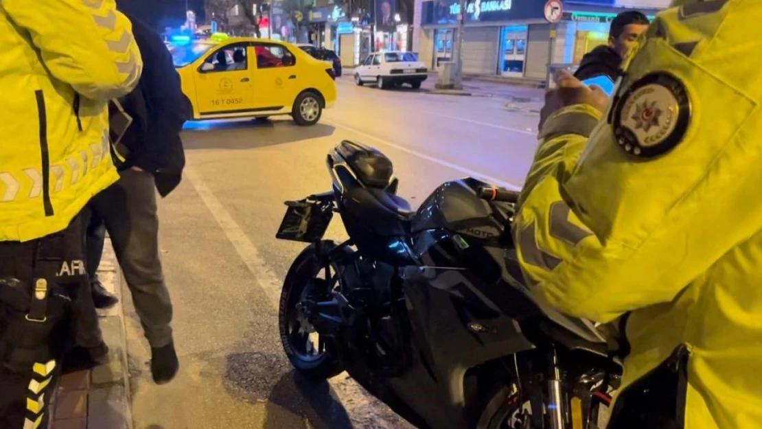 Hatalı dönüş kazaya yol açtı, taksinin çarptığı motosikletli yaralandı