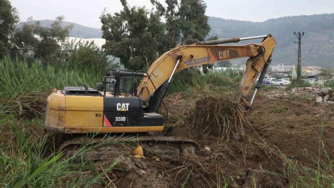 Hatay Büyükşehir Belediyesi dereleri ıslah ediyor