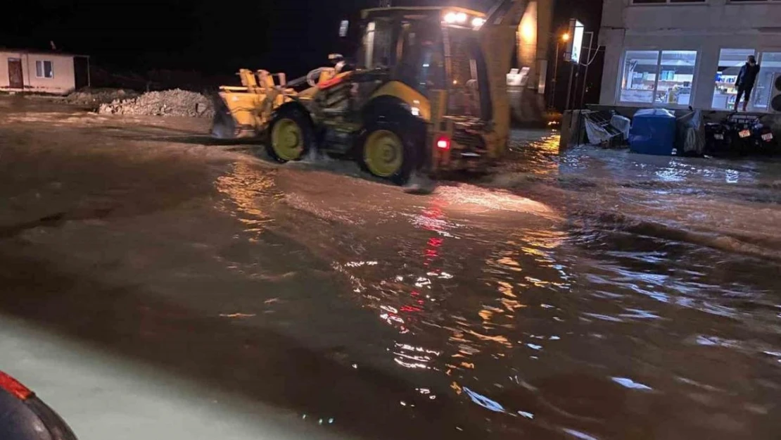 Hatay'da  caddeler göle dönerken, seralar su altında kaldı