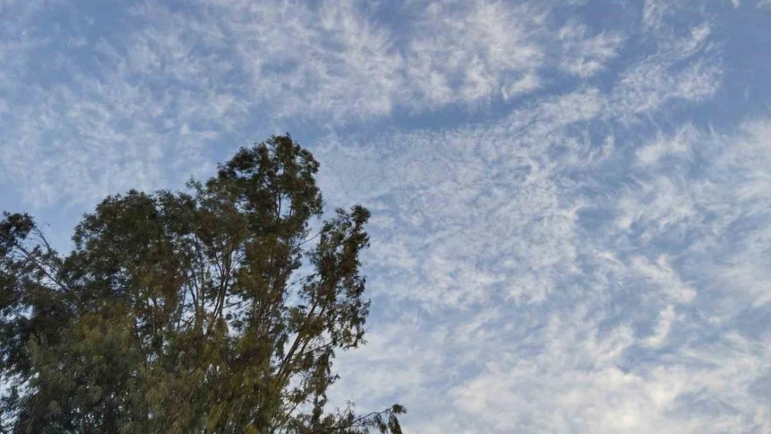 Hatay'da 'Cirrocumulus' bulutları görsel şölen oluşturdu