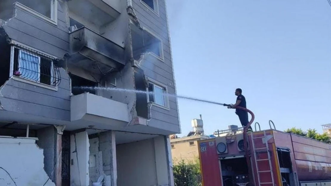 Hatay'da ağır hasarlı binada yangın çıktı