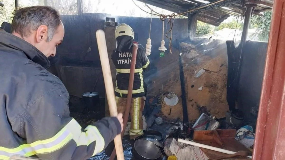 Hatay'da ahırda samanlık yanarak kül oldu