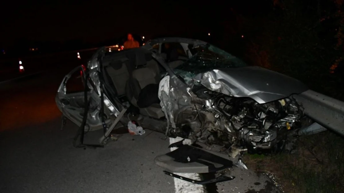 Hatay'da bariyerlere çarpan otomobil hurdaya döndü: 1 ölü