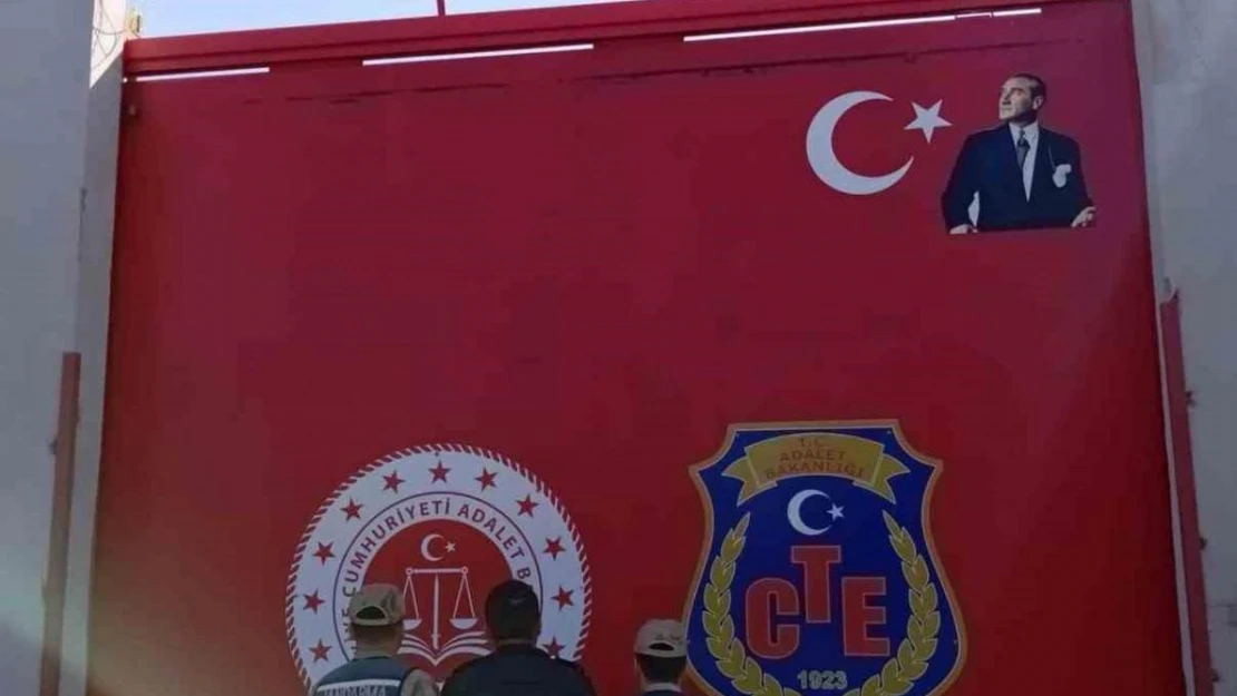 Hatay'da bir evde yapılan aramada uyuşturucu madde ve kaçak sigara ele geçirildi