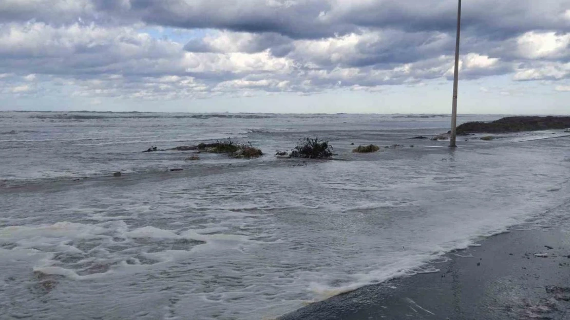 Hatay'da deniz taştı, iş yerleri ve caddeler su altında kaldı