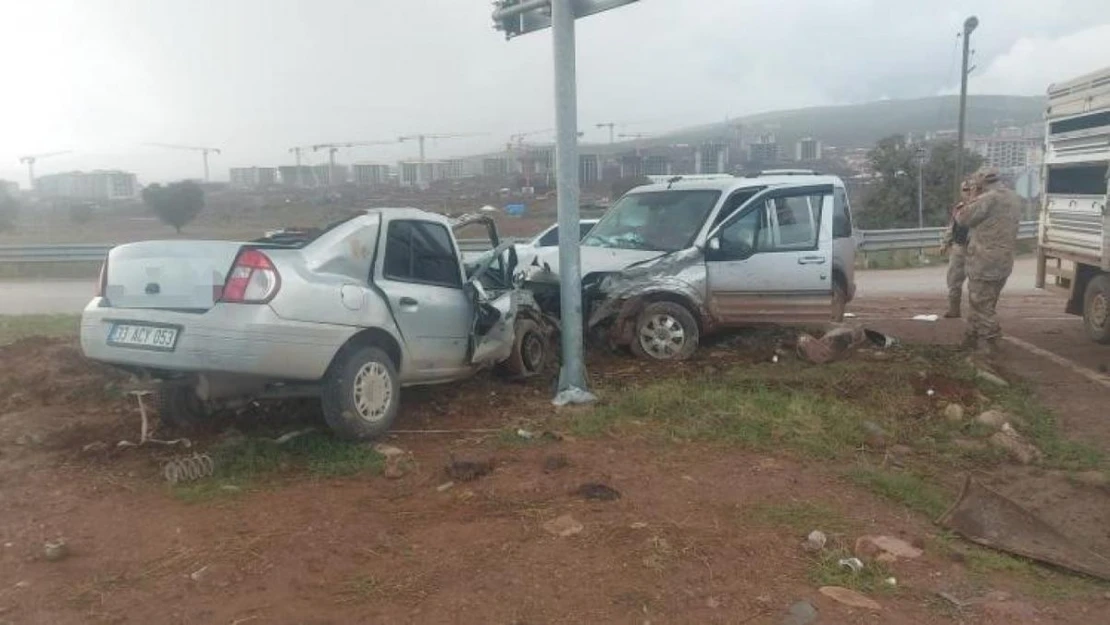 Hatay'da iki araç çarpıştı:3 yaralı