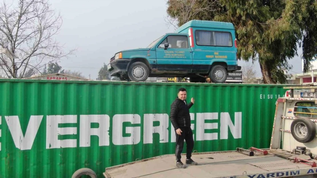 Hatay'da ilginç görüntü: Konteyner üzerindeki aracı gören bir daha bakıyor