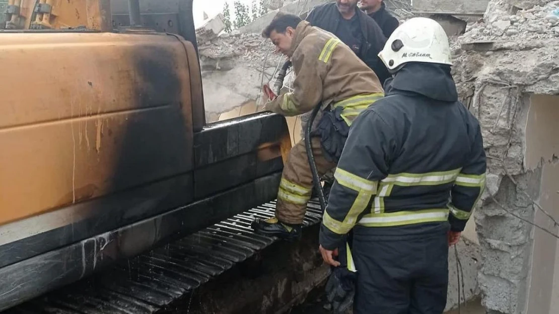 Hatay'da iş makinesi yandı