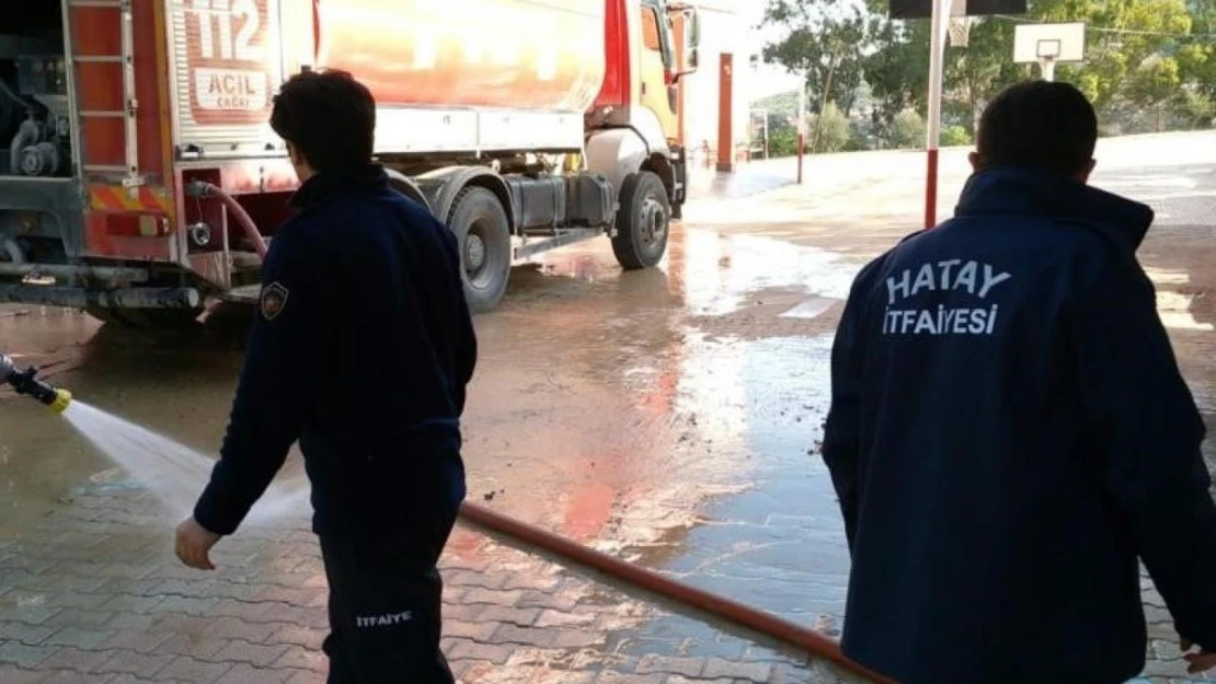 Hatay'da itfaiye ekipleri okul bahçesini çamurdan arındırdı