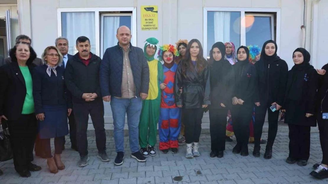 Hatay'da kız öğrencilerin diktikleri kıyafetler ve kuklalar çocuklara hediye edildi