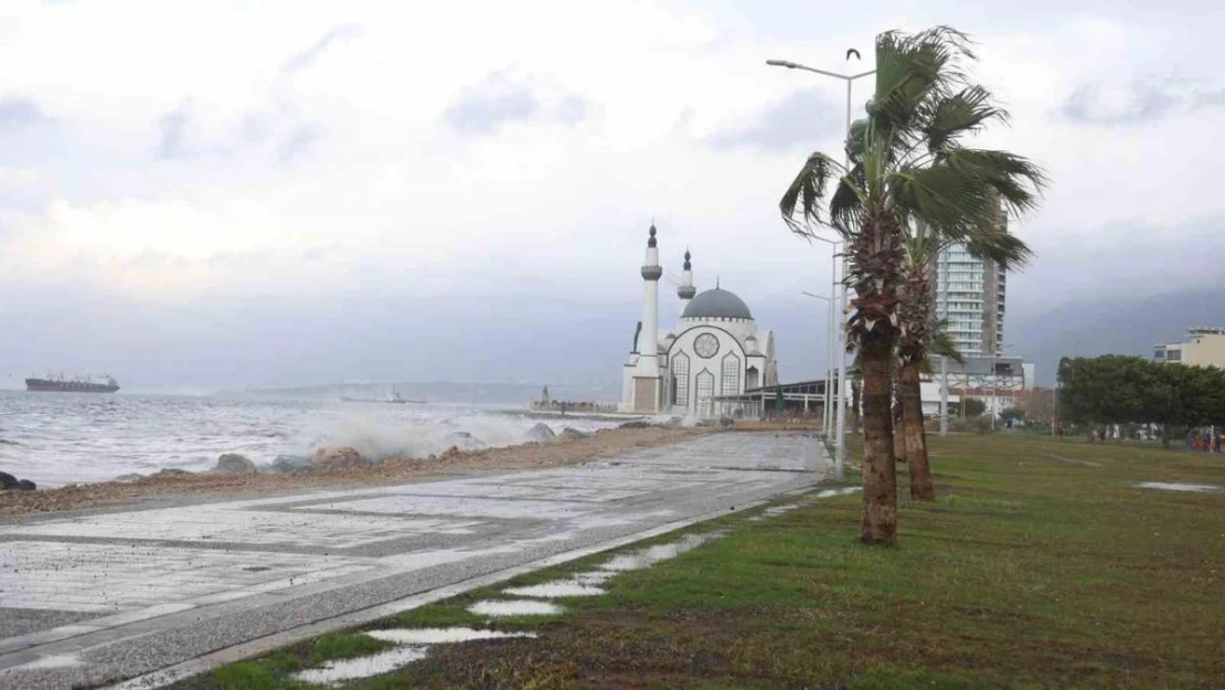 Hatay'da lodos ve sağanak yağış hayatı olumsuz etkiledi