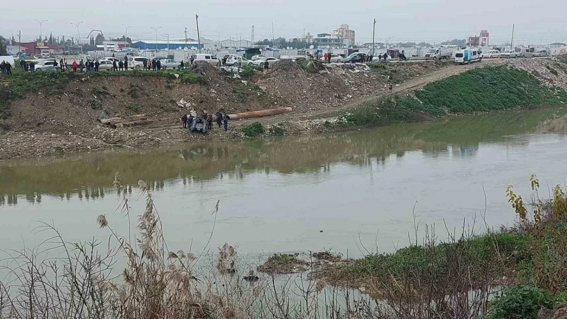 Hatay'da otomobil Asi Nehri'ne uçtu: Aracın içinde kalan var mı araştırılıyor